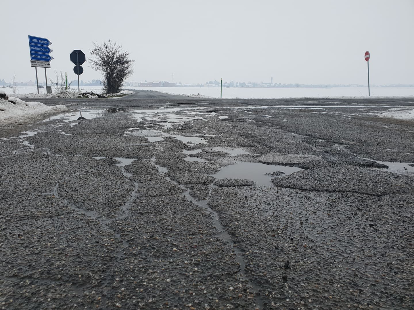 Pioggia e neve hanno deteriorato l’asfalto delle strade della provincia
