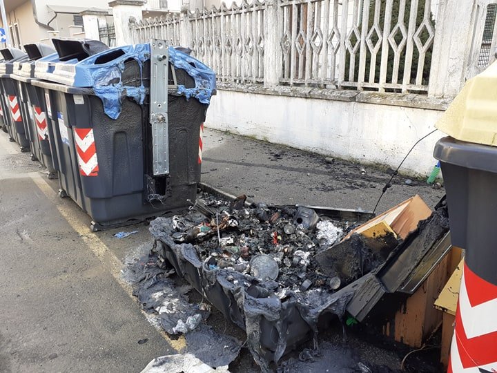 Altri due cassonetti dei rifiuti incendiati ad Alessandria
