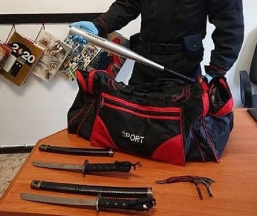 Minorenni lasciano un borsone con una mazza da baseball e armi da taglio alla stazione di Casale