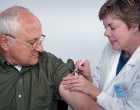 Vaccino Covid per gli over 80: come prenotarlo e quando inizia in Piemonte