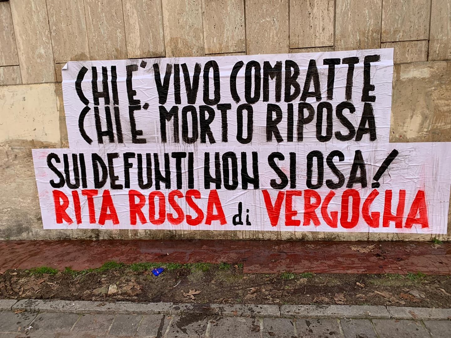 “Sui defunti non si osa”: manifesto intimidatorio sotto la casa di Rita Rossa