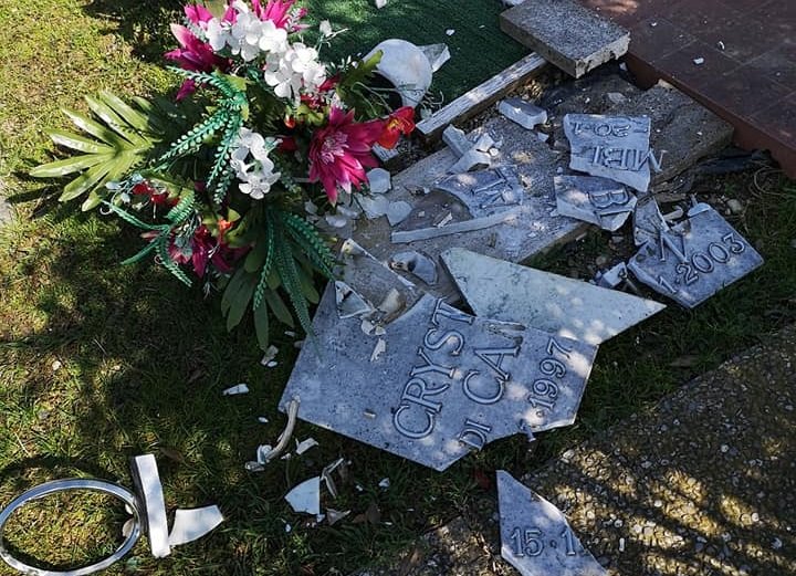 Atto vandalico al cimitero degli animali di Alessandria: quattro lapidi distrutte