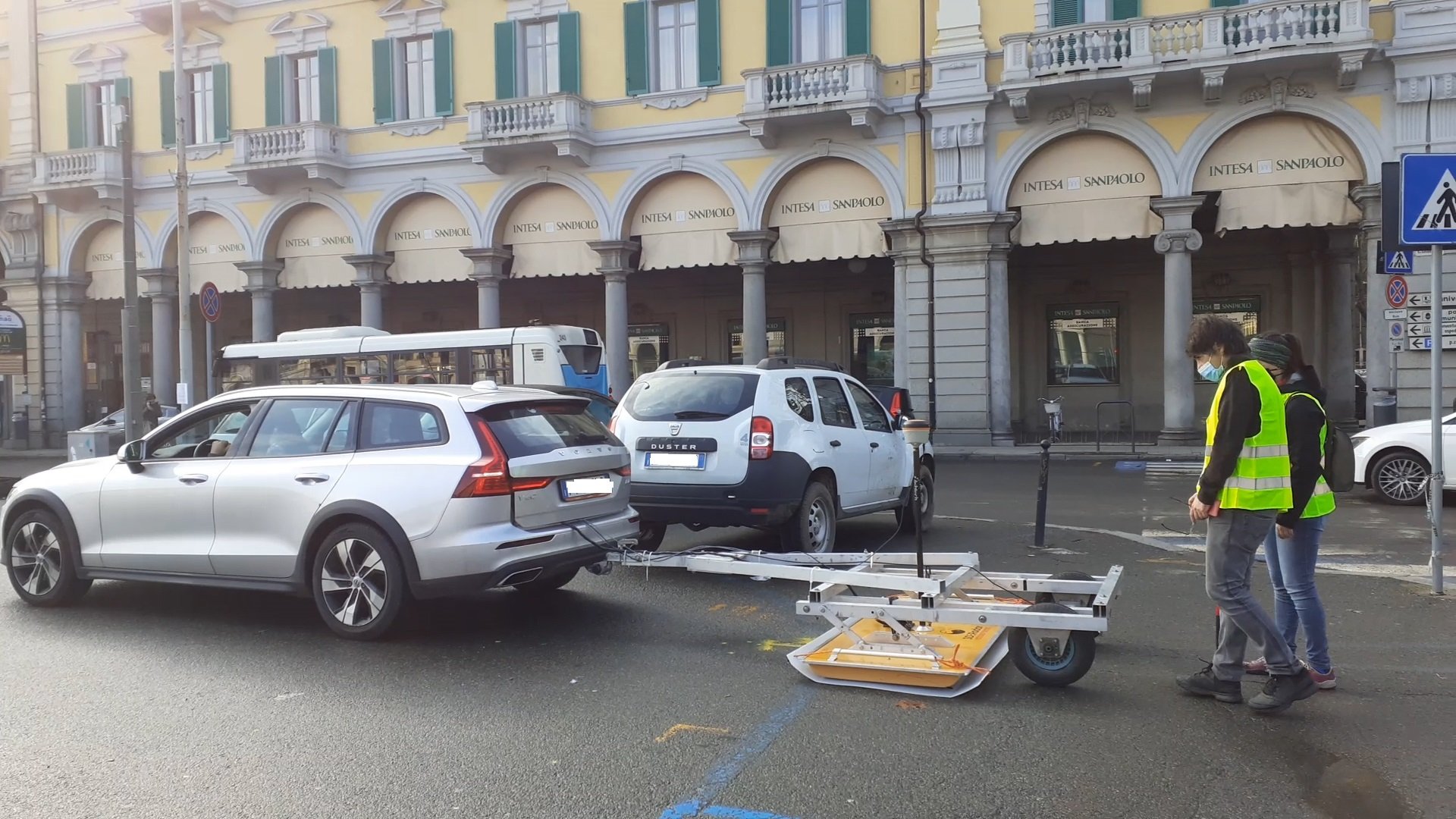 Parcheggio vietato in mezza piazza Garibaldi: proseguono le ispezioni sotterranee col georadar