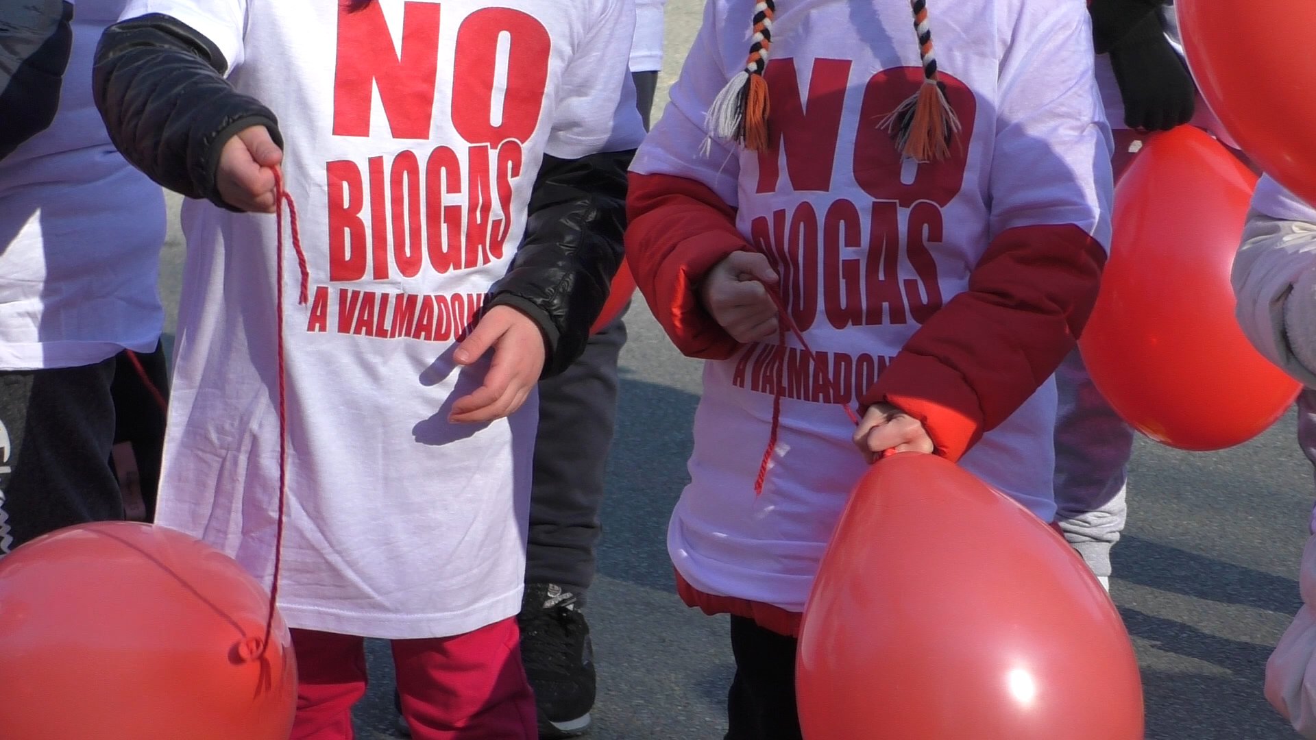 Anche tanti bambini al presidio contro l’impianto di biogas a Valmadonna: “Pensiamo al loro futuro”