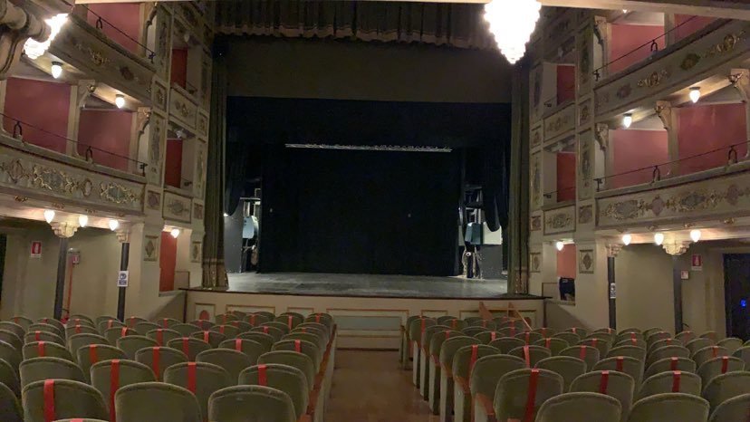 Anche Valenza ha aderito a “Facciamo luce sul teatro”: illuminato il Sociale