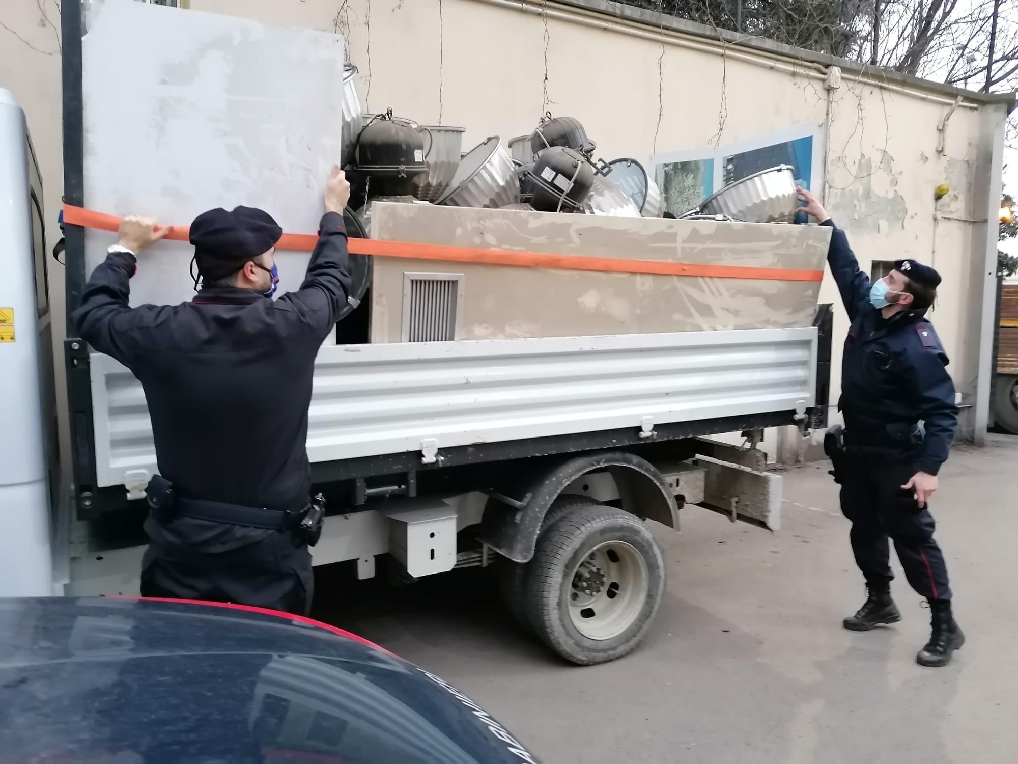 Sorpresi a rubare in un magazzino Gavio: tre persone arrestate