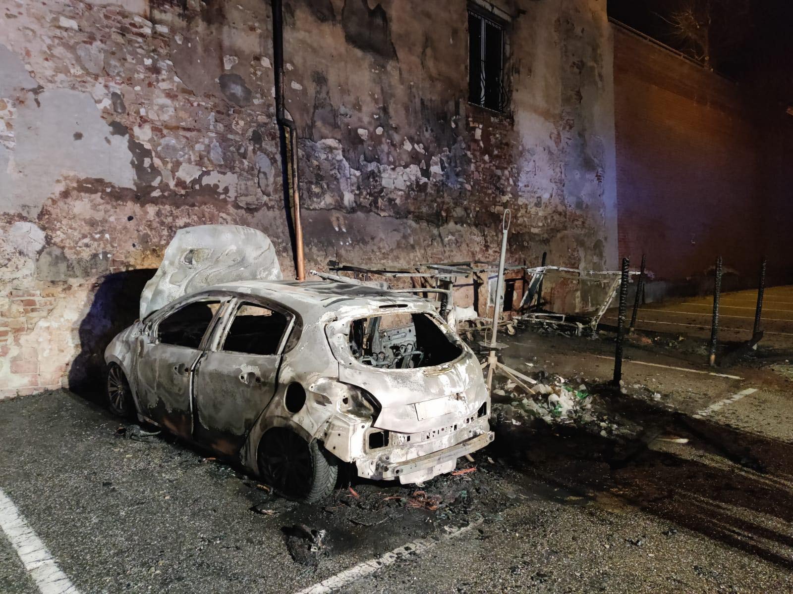 Incendio dei cassonetti e di un’auto a San Giorgio: proseguono le indagini dei Carabinieri