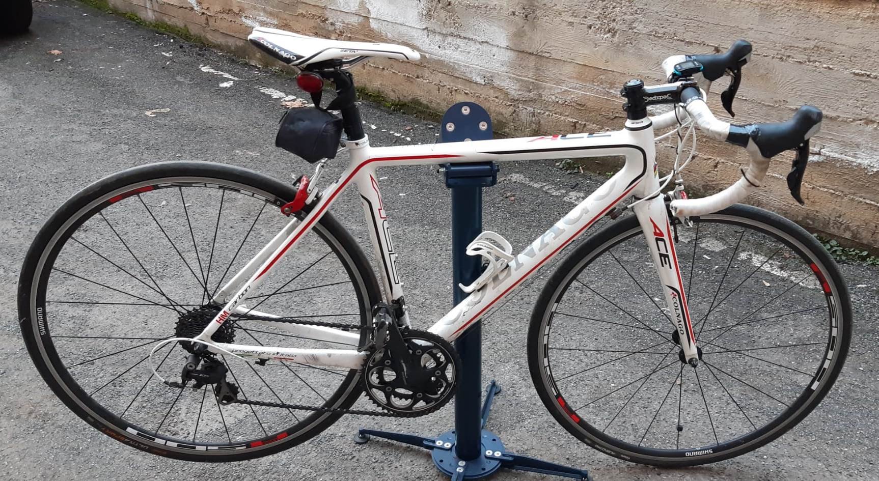 Ruba una bici da corsa di grande valore: denunciato 21enne a Novi Ligure