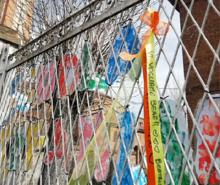 Un fiocco sul cancello per dire che la scuola è essenziale: la ‘protesta’ colorata dei bimbi della Franzini