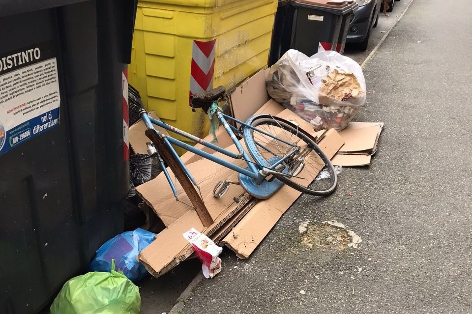 Anche una bicicletta sgangherata tra i rifiuti abbandonati in via Buozzi