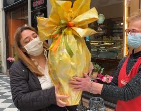 Raffaella vince il Coccodè Quiz e il maxi uovo della Pasticceria Bonadeo