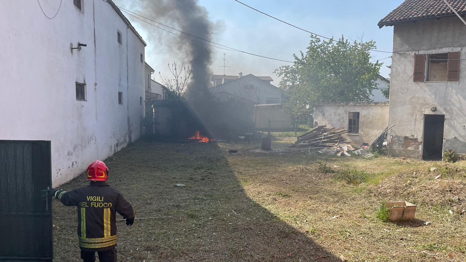Incendio in un cortile interno a Spinetta Marengo: a fuoco plastica e masserizie