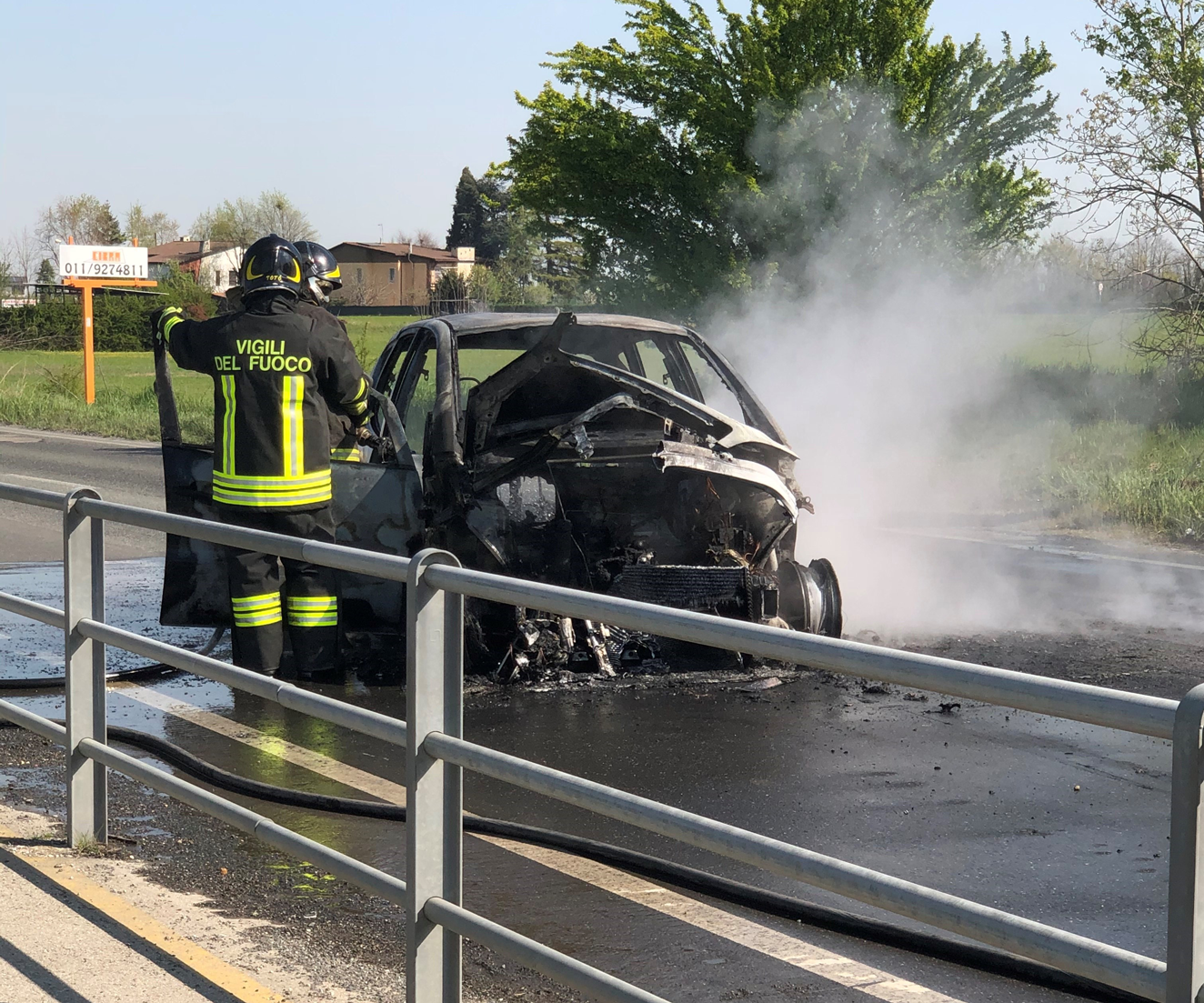 Auto in fiamme vicino all’aeroporto di Novi