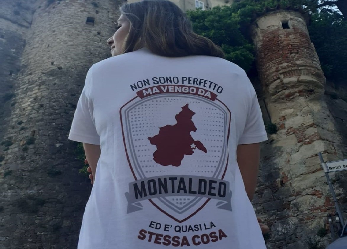 “Non sono perfetto ma vengo da Montaldeo”: la maglietta che ha conquistato tutto il paese