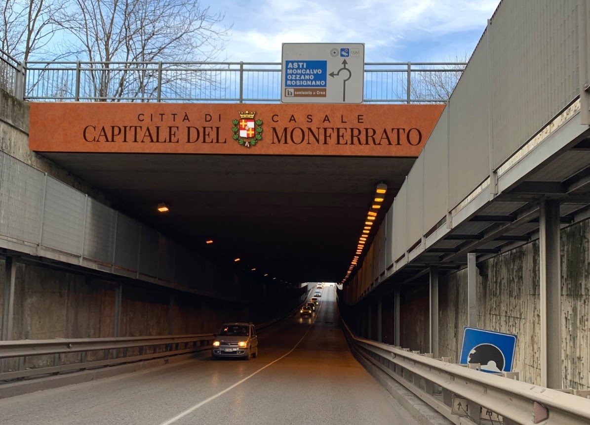 Sabato pomeriggio chiuso sottopasso di Corso Valentino a Casale Monferrato