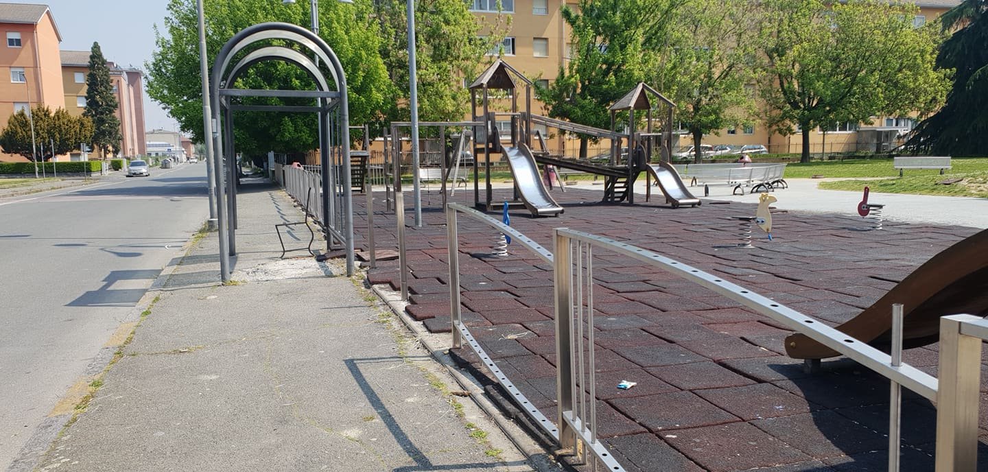 In via Gandolfi il parco giochi vandalizzato dalla baby gang
