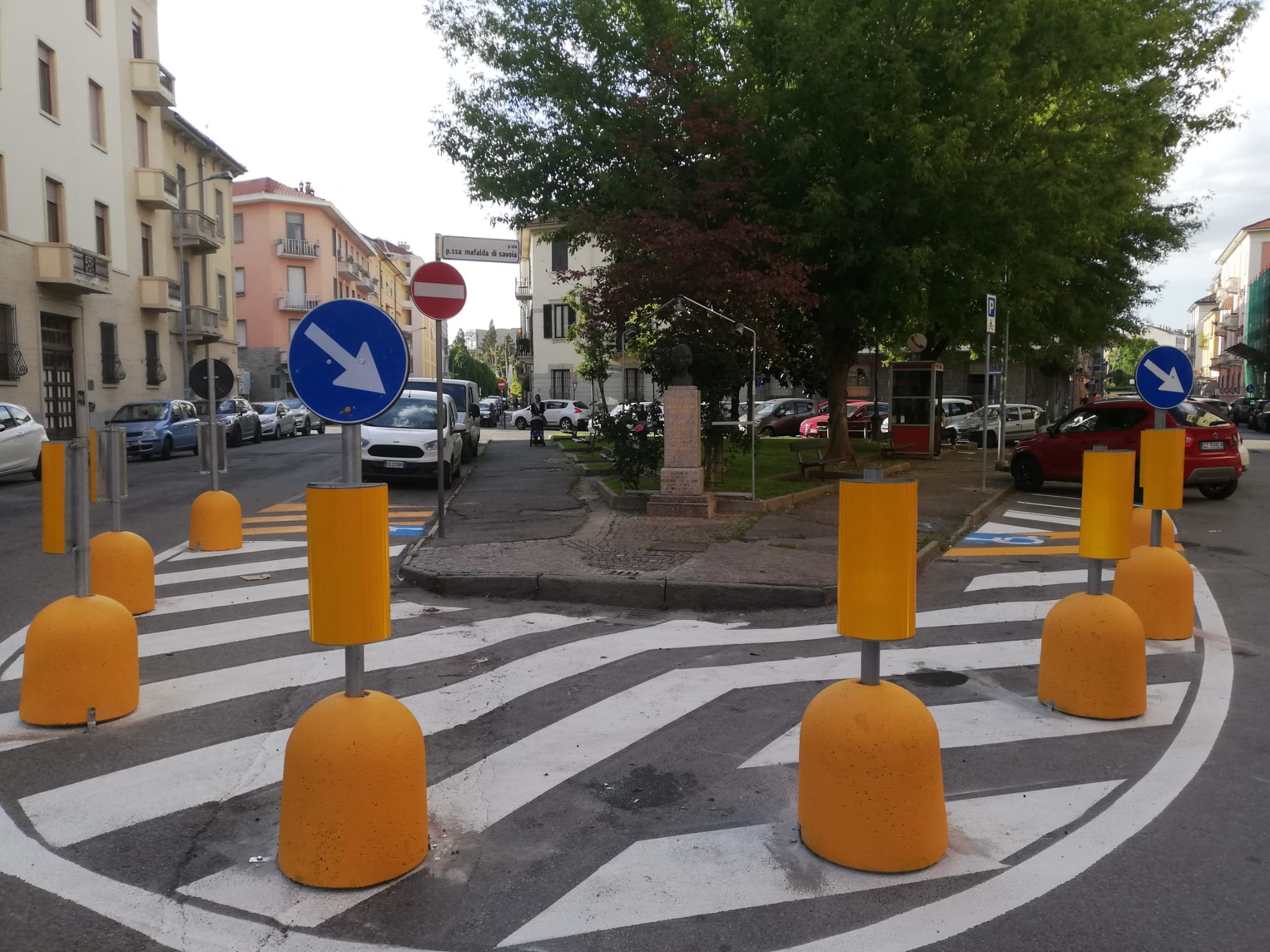 Panettoni anti sosta in piazza Mafalda di Savoia. Un cittadino: “Ora sembra lo svincolo di un’autostrada”