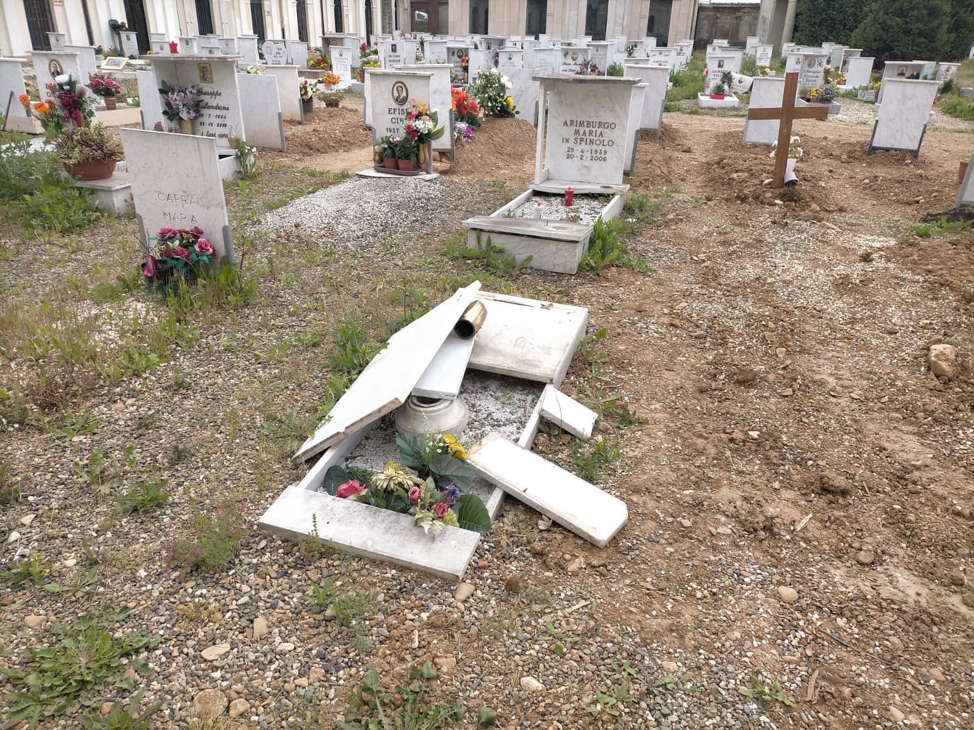 Tombe sprofondate ed erba ovunque: la triste situazione del cimitero di Spinetta Marengo