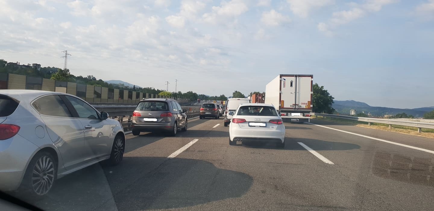 Caos autostrade in Liguria: i camionisti scendono dai Tir per protesta