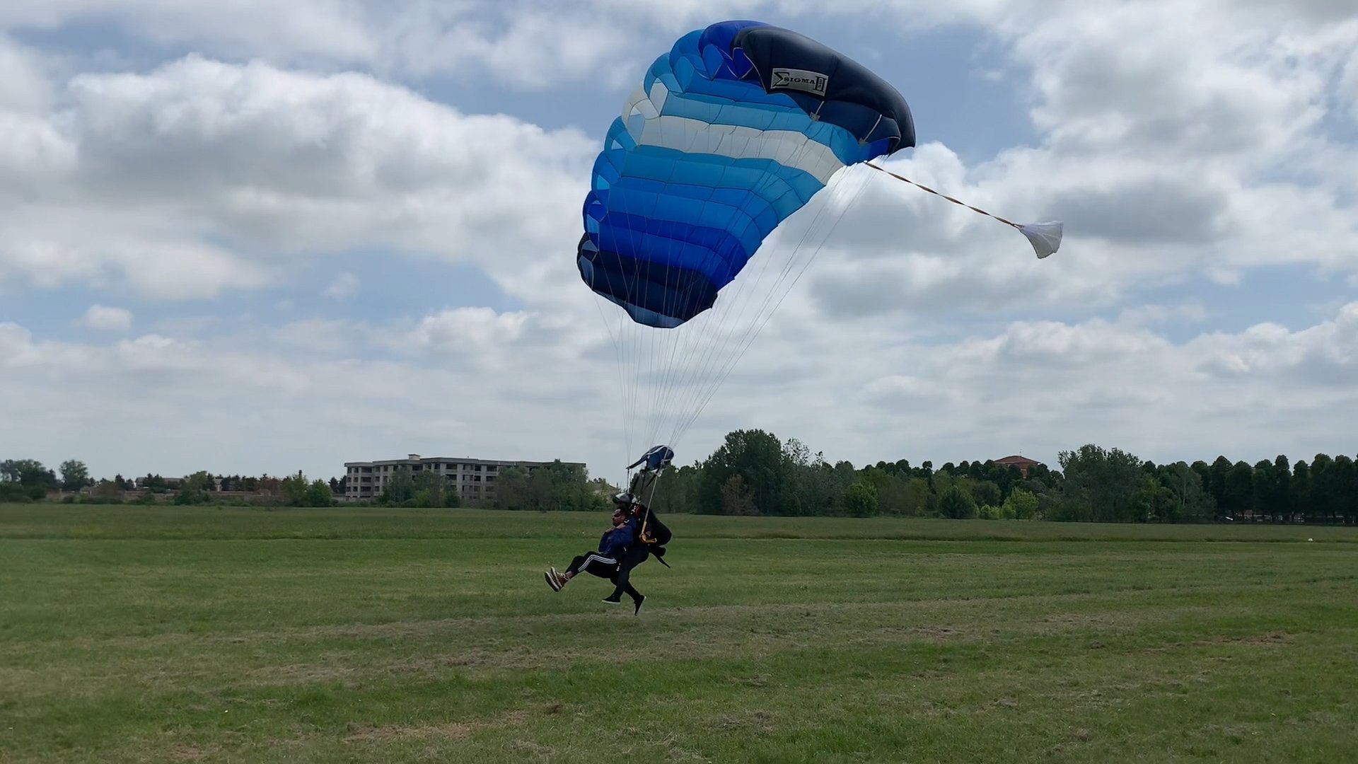Sopra Alessandria il cielo è sempre più blu: partita la scuola di paracadutismo