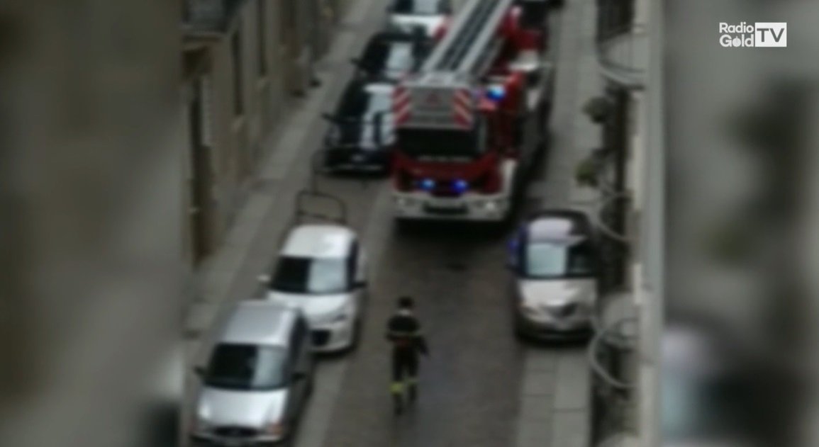 Quando parcheggiare in doppia fila o male blocca i mezzi di soccorso: il video da via Trotti ad Alessandria