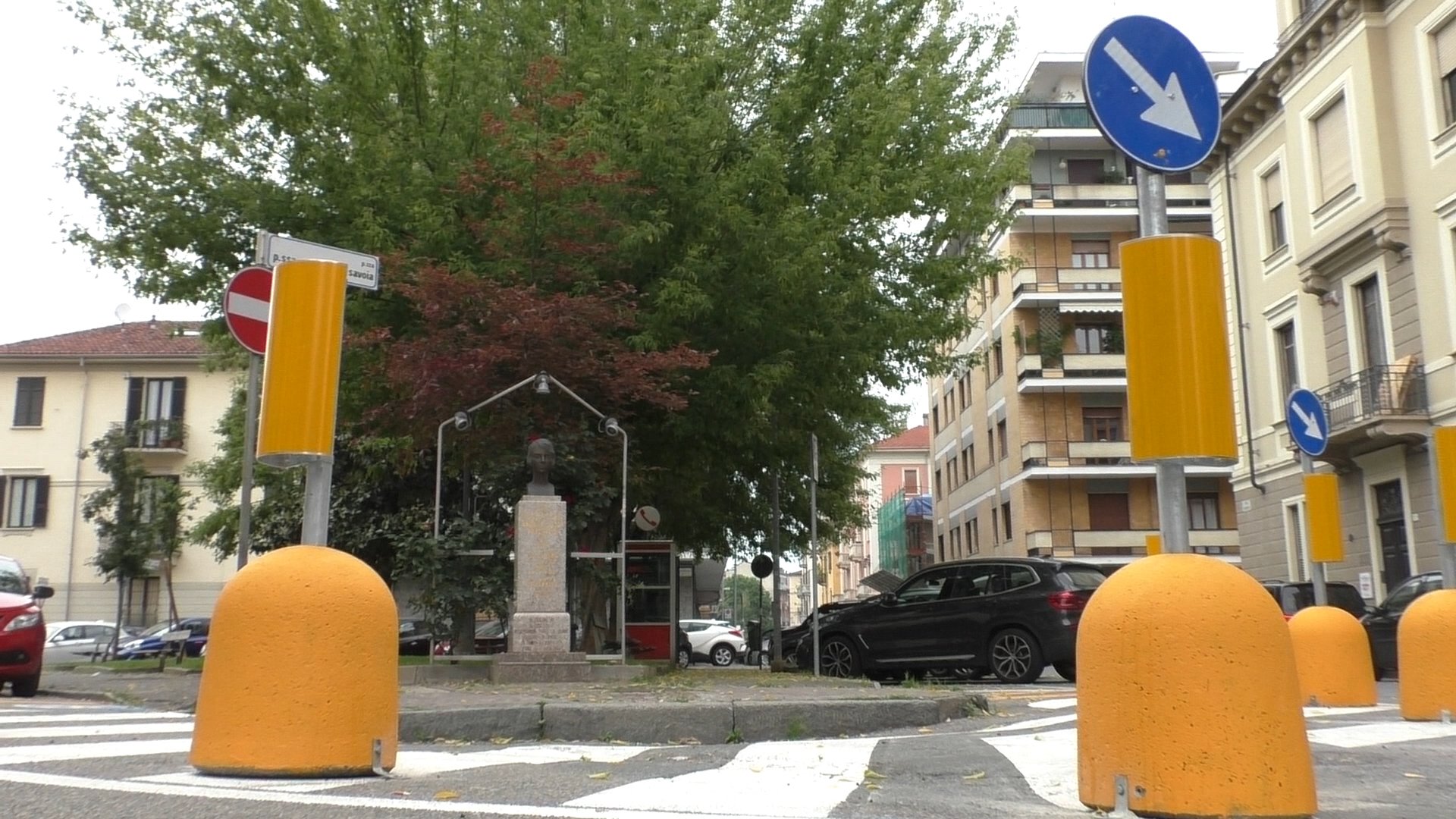 Dissuasori gialli in piazza Mafalda di Savoia: parlano i cittadini, tra contrari e favorevoli