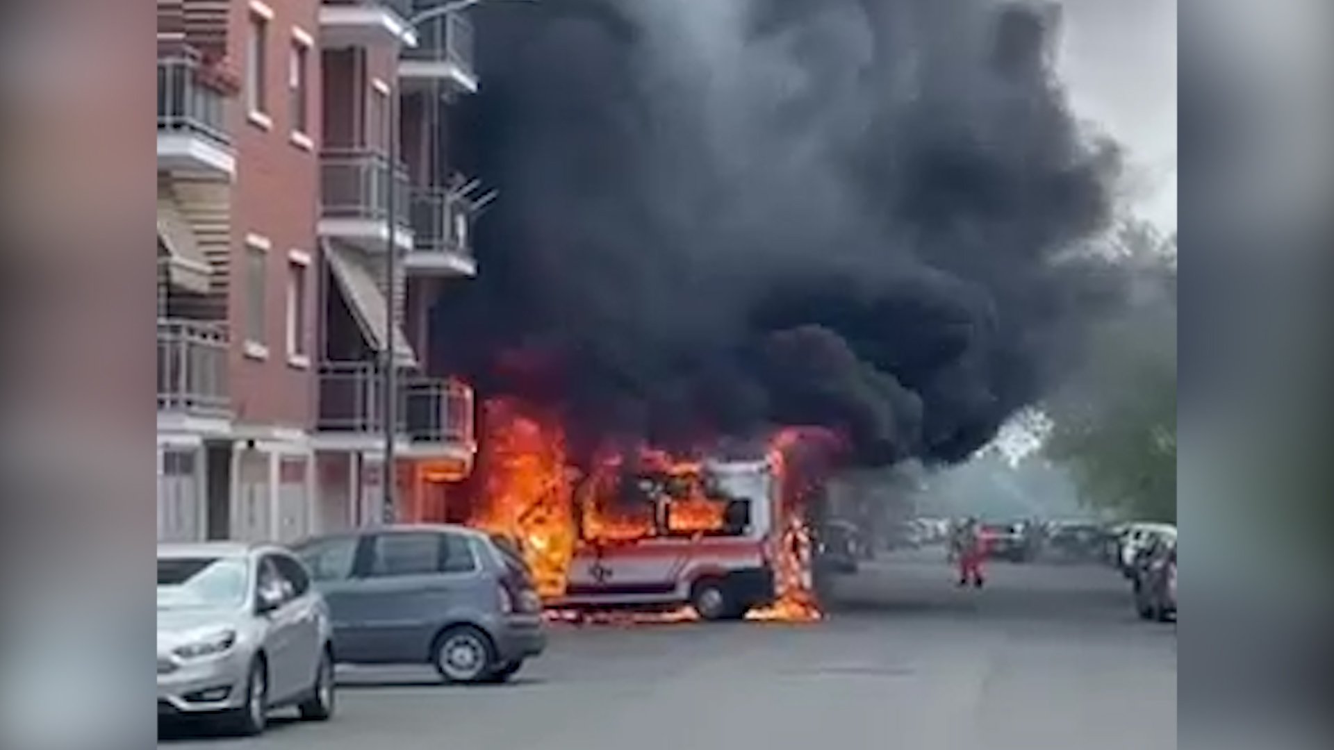 Ambulanza in fiamme al quartiere Cristo ad Alessandria