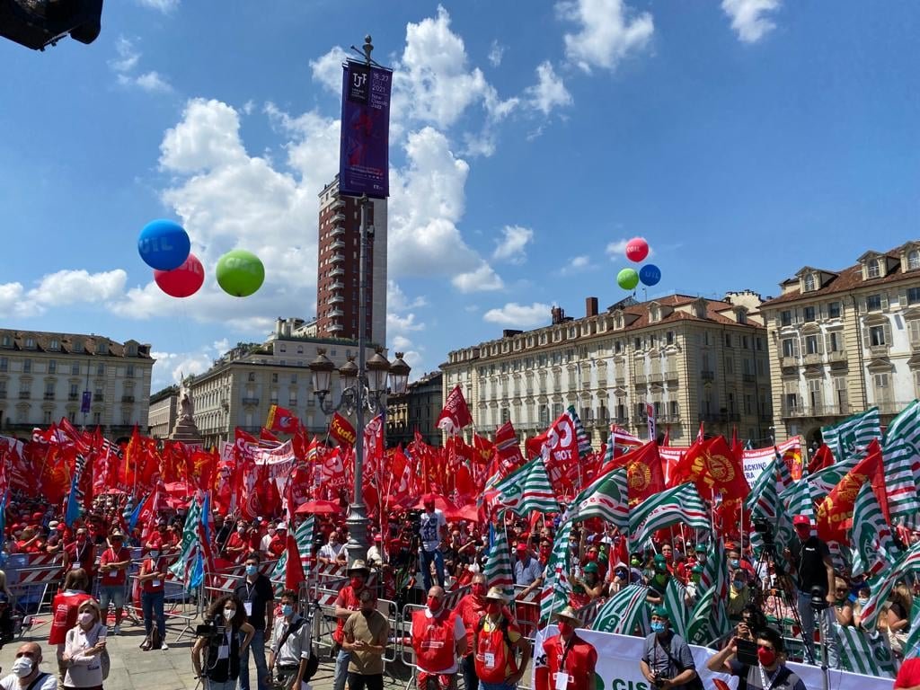 Cgil, Cisl e Uil in piazza Castello a Torino per il blocco dei licenziamenti e la sicurezza [FOTO]