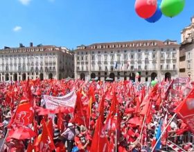 Cgil, Cisl e Uil in piazza a Torino, Landini: “Sindacato vuol dire ‘insieme con giustizia'”