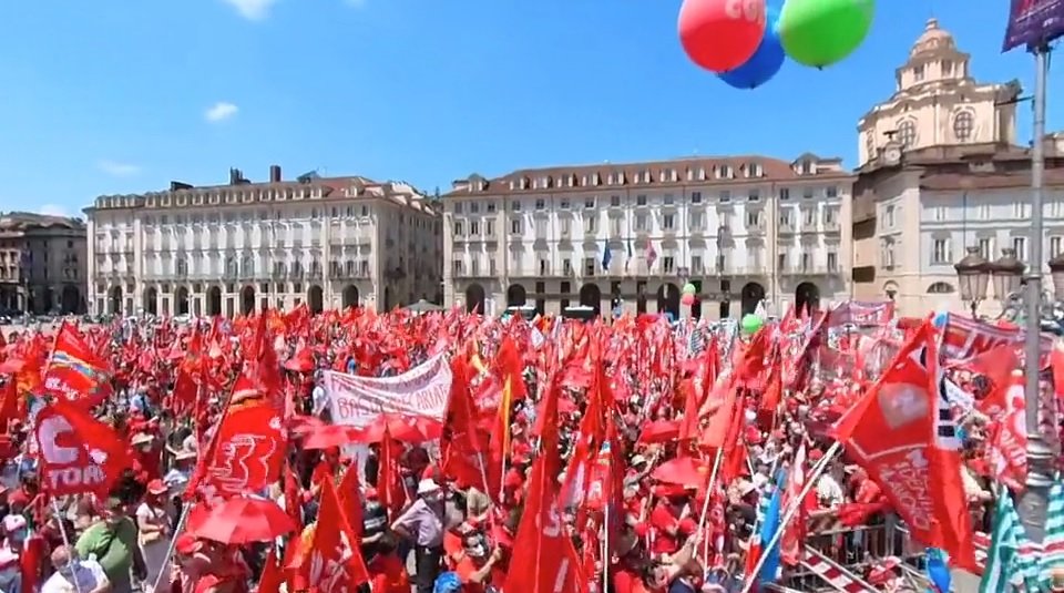 Cgil, Cisl e Uil in piazza a Torino, Landini: “Sindacato vuol dire ‘insieme con giustizia’”