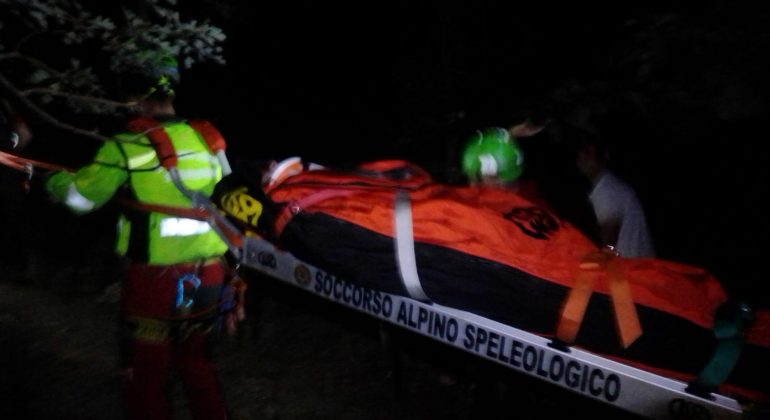 Donna cade in una scarpata: recuperata e portata in ospedale