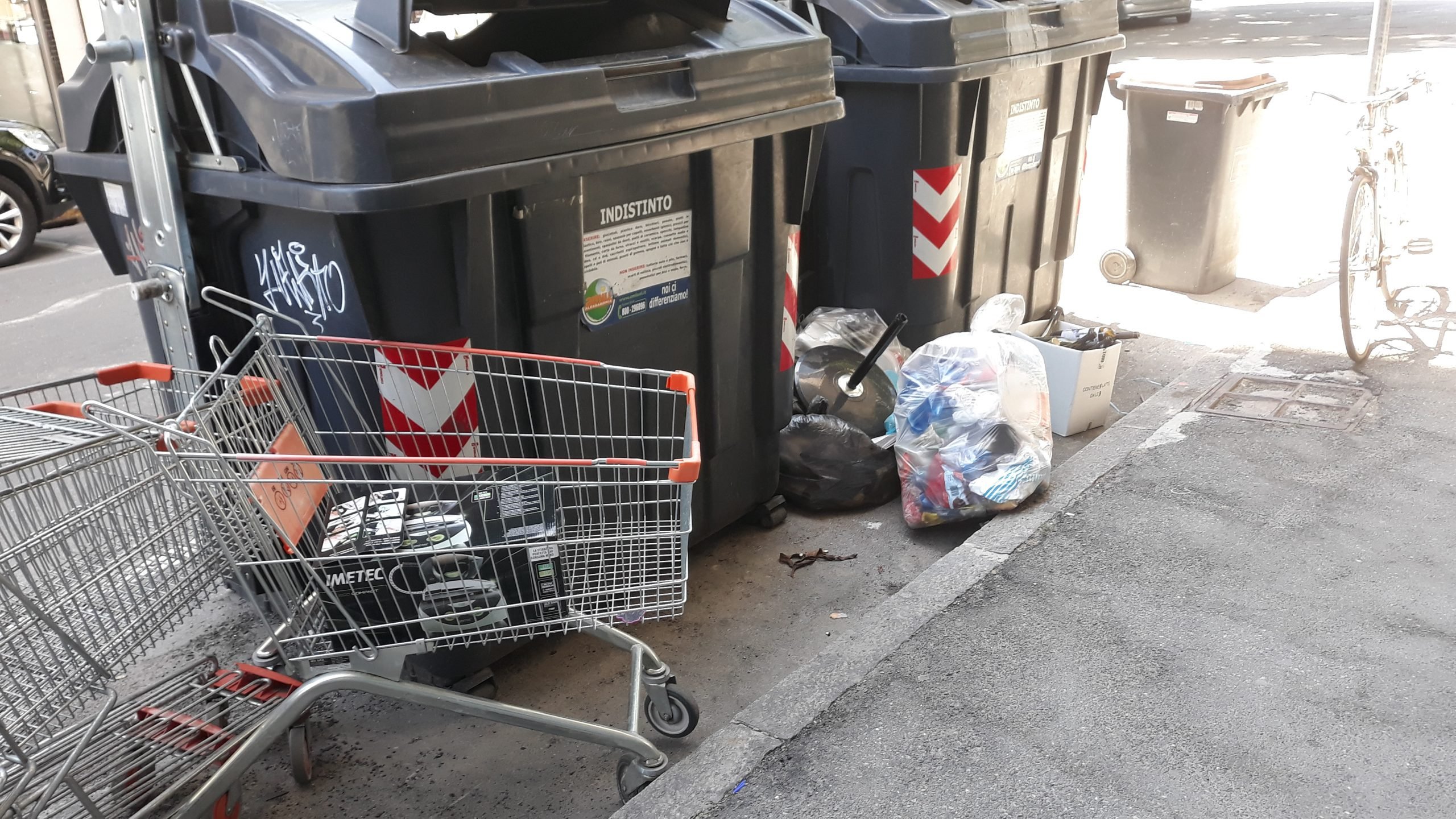 Carrelli e spazzatura ovunque in via Montegrappa ad Alessandria: “Inciviltà inaccettabile”