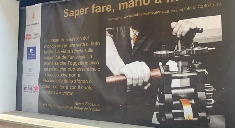 Maxi foto a Valenza per mostrare il talento orafo e recuperare zone della città aspettando il museo dell’oro