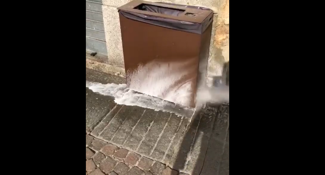 A Casale un servizio ad hoc per pulire l’urina dei cani dai muri dei palazzi