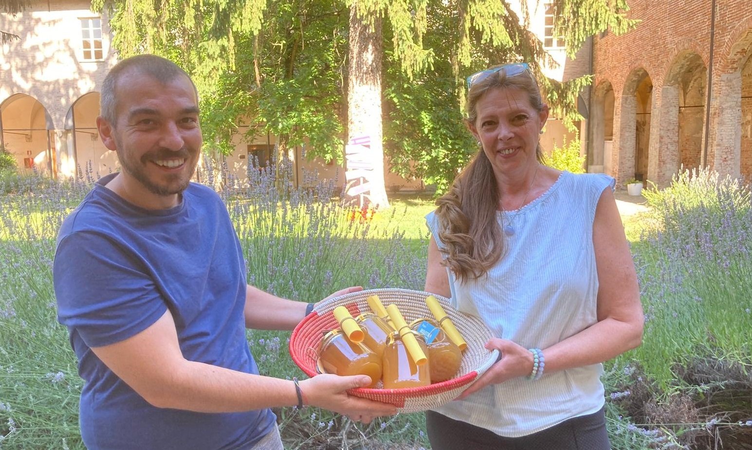 Associazione Cambalache vicina alle famiglie di Alessandria in difficoltà: donati 11 chili di miele