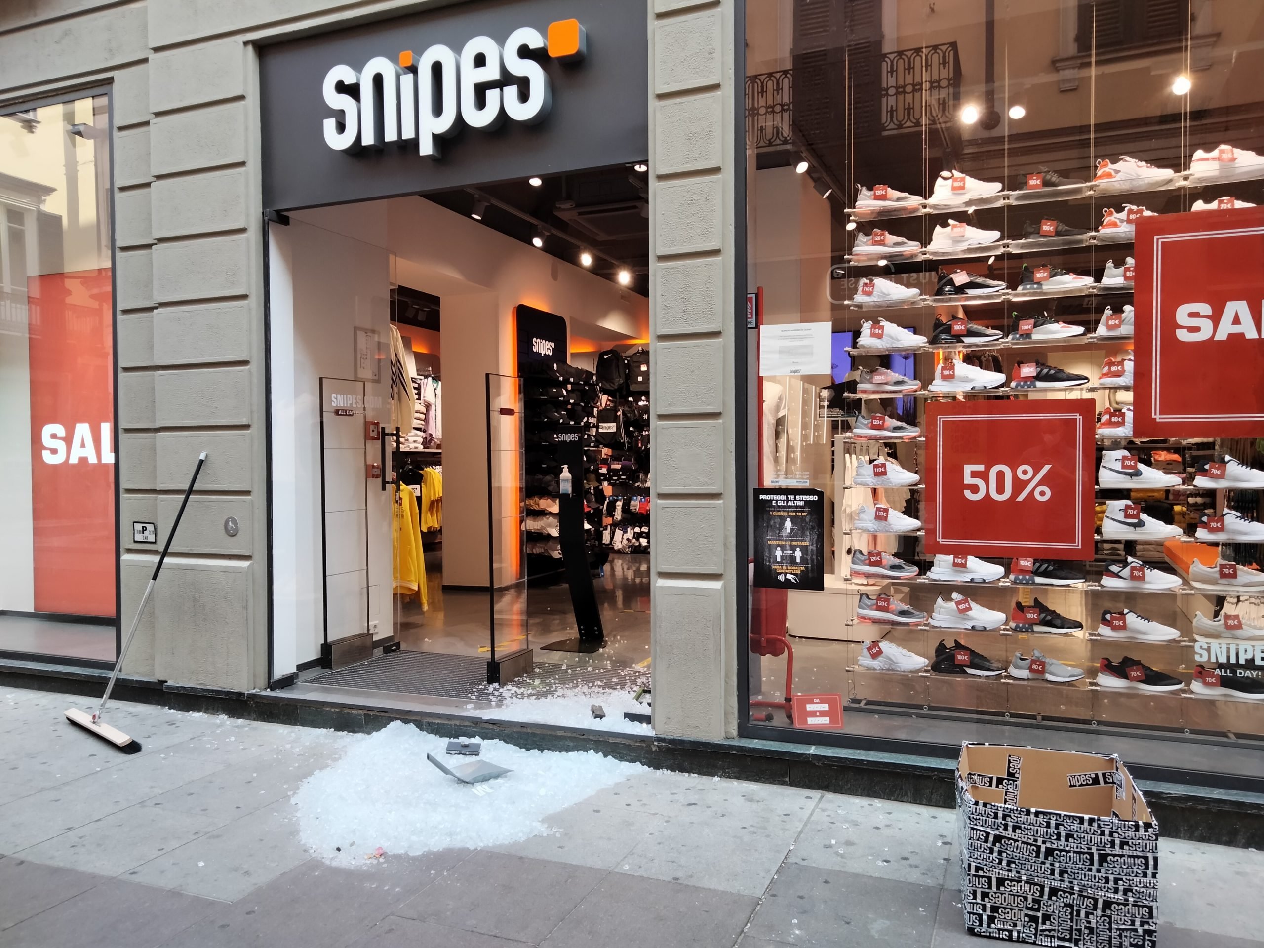 Spaccata notturna in corso Roma: colpito il negozio Snipes
