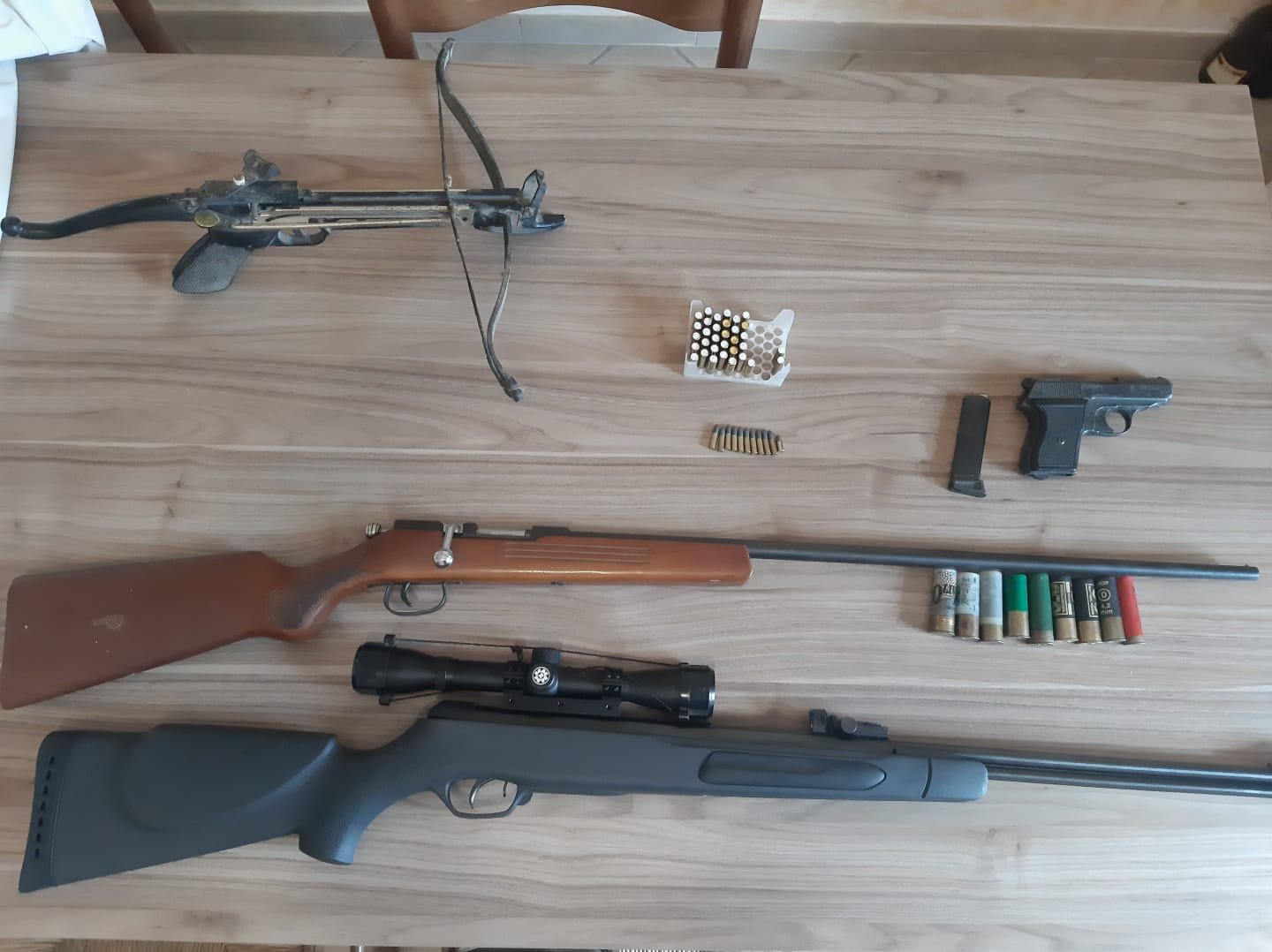Litiga con la compagna e i Carabinieri scoprono armi e munizioni detenute illegalmente