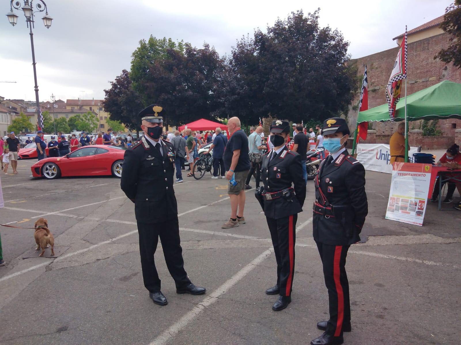 I Carabinieri di Casale al raduno delle Ferrari in piazza Castello