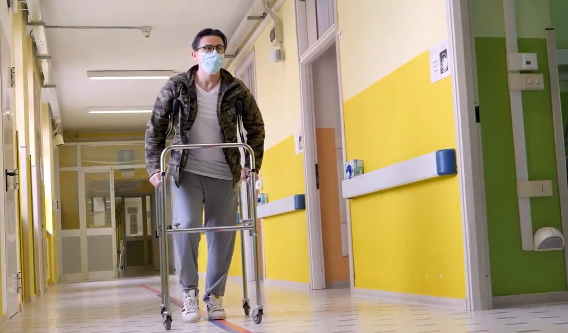 Ospedale di Alessandria: la storia a lieto fine di Carlo, tornato a camminare dopo un incidente stradale