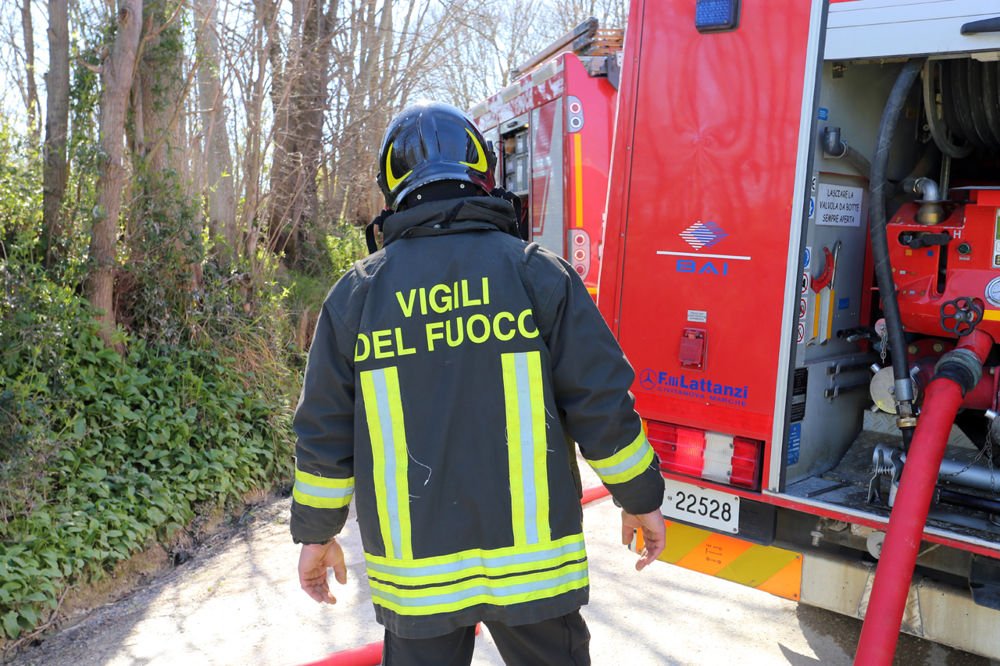 A fuoco una cascina a Mongiardino Ligure: intervento durato oltre 5 ore