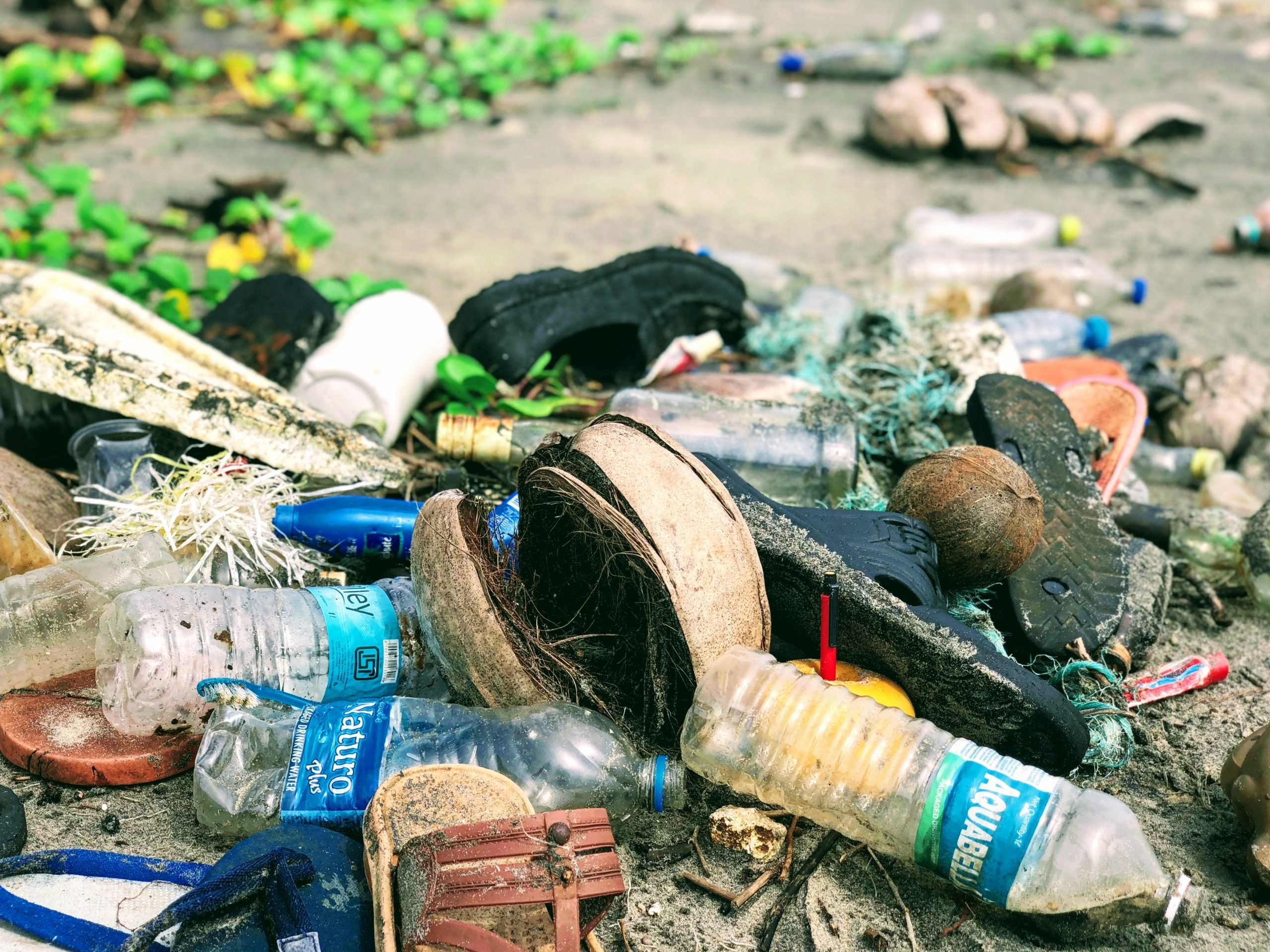Abbandona la spazzatura sulla riva di un Rio a Francavilla Bisio: inchiodato dalle telecamere