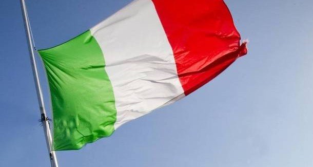 A Valenza bandiera italiana a mezz’asta per i diritti delle donne afghane