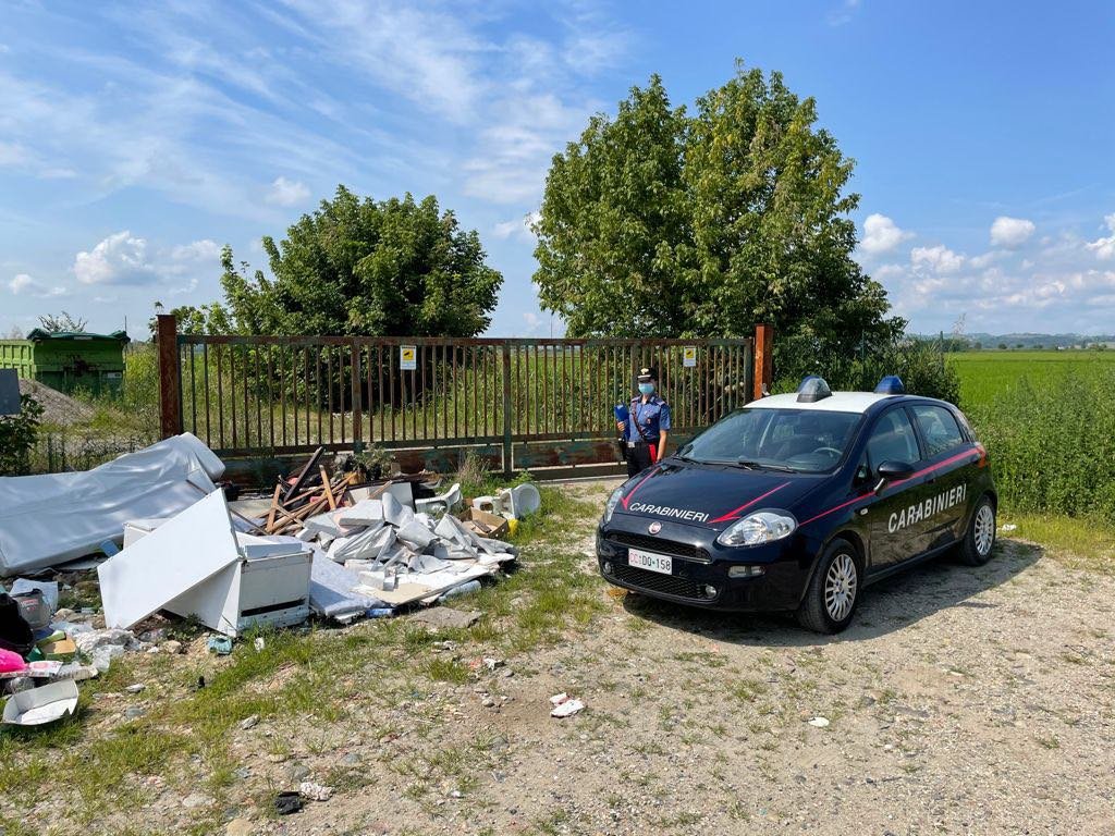 Abbandonano rifiuti e mobili a bordo strada a Ticineto: trovati e multati grazie alle telecamere