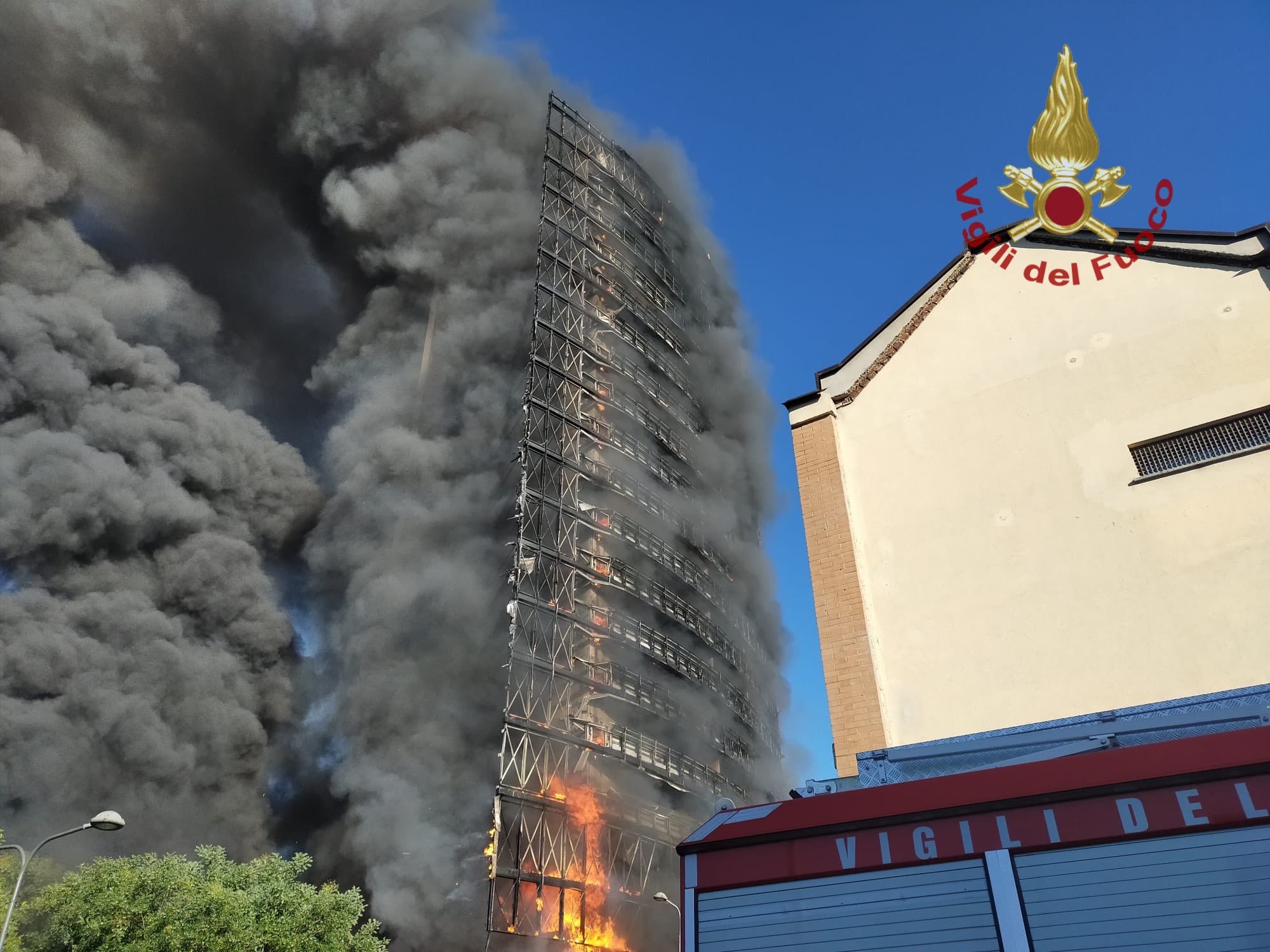 Anche due alessandrini nel grattacielo di Milano andato a fuoco: “Stiamo male, ma siamo vivi”