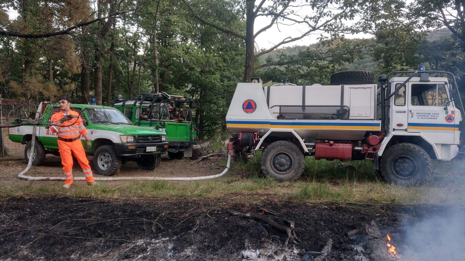Risolto dopo ore l’incendio nei boschi divampato a Morbello