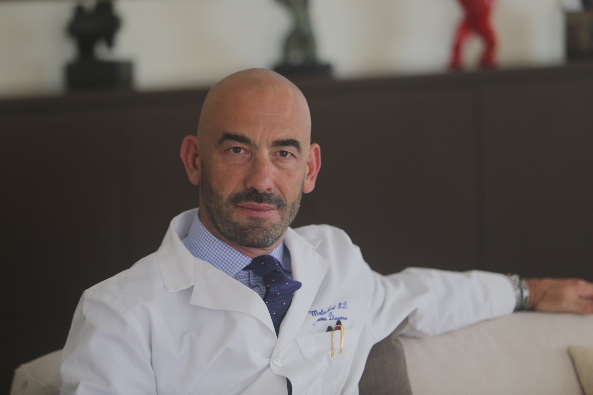 Contestazione al professor Bassetti a Novi: denunciato il promotore della manifestazione no vax