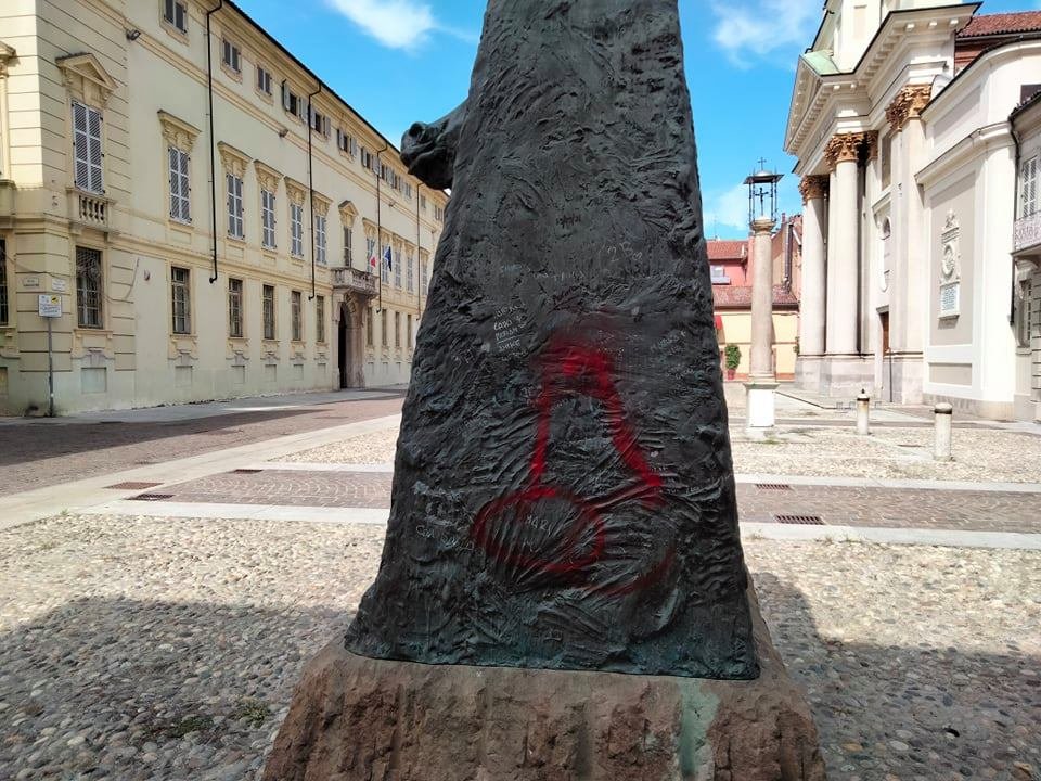 Imbrattato il monumento a Gagliaudo ad Alessandria: sui social l’indignazione dei cittadini
