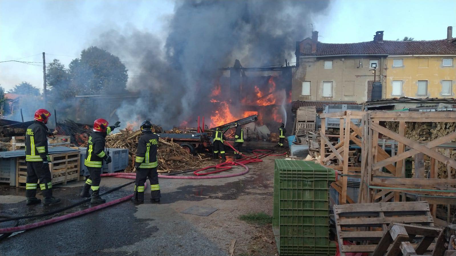 Incendio in un cascinale di Valmacca: fiamme danneggiano anche abitazione e fienile