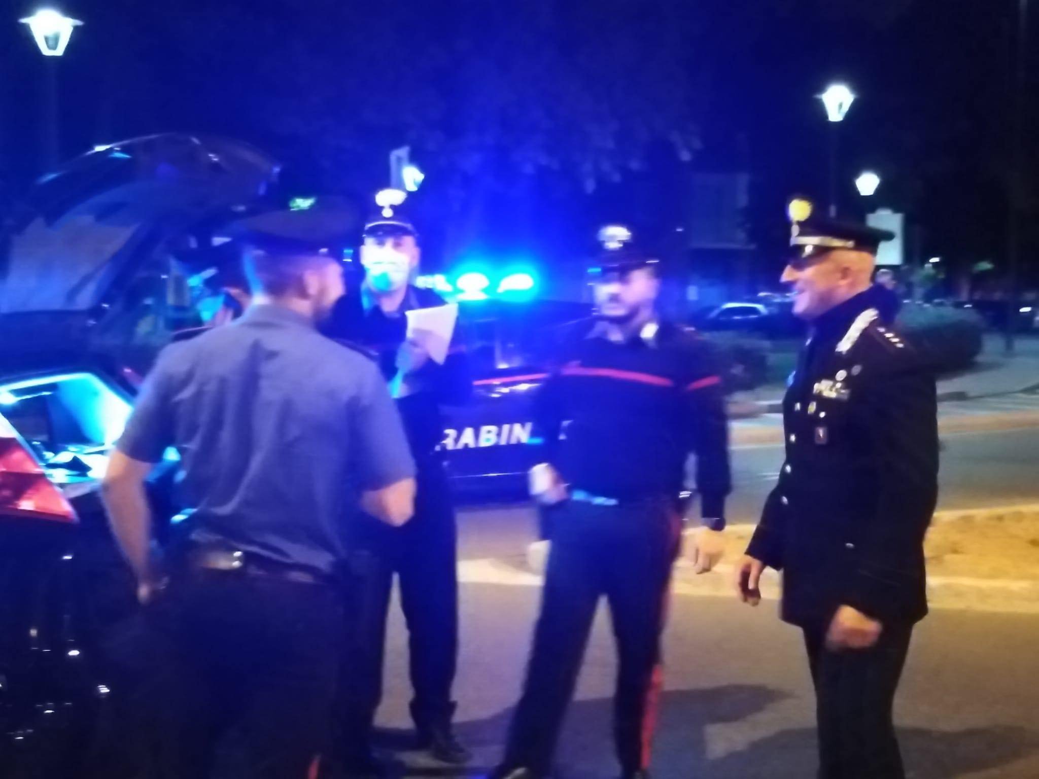 Offuscato dall’alcol pretende di incontrare il sindaco e si scaglia contro la caserma dei Carabinieri