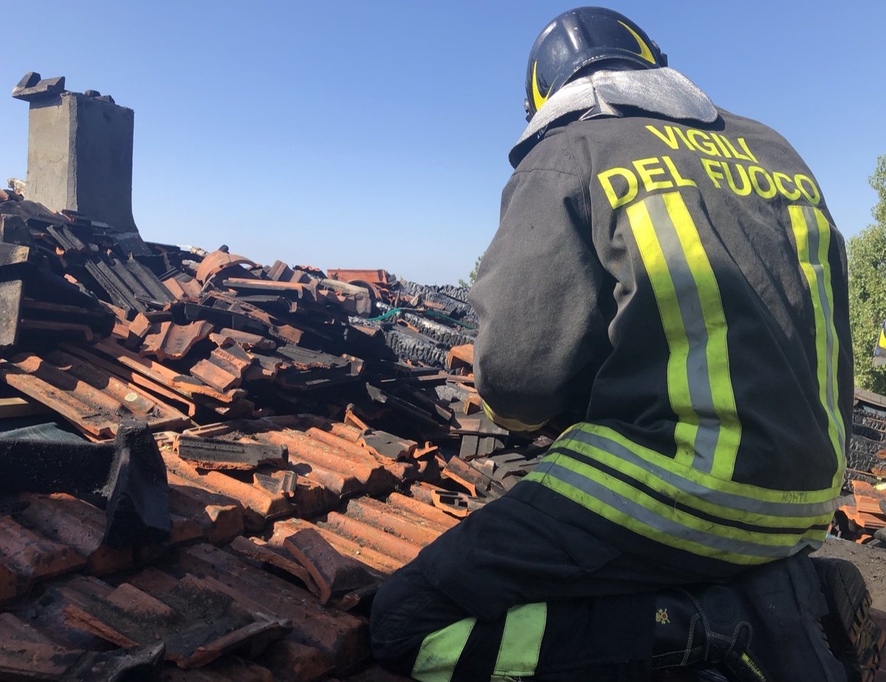 Incendio di un tetto a Novi: Vigili del Fuoco al lavoro per 2 ore